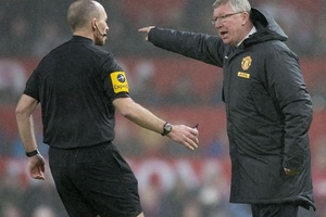 Bảo hộ Sir Alex, Mike Dean bị đả kích dữ dội