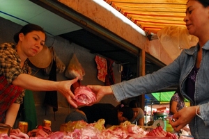 Giá thịt heo, gà “dựa hơi” lễ tết