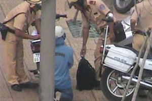 Vi phạm, cô gái trẻ quỳ gối, chắp tay xin… CSGT