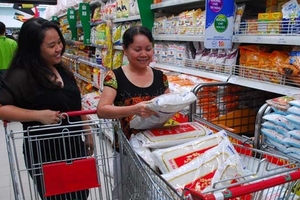 Hàng nhiều, sức mua vẫn chậm