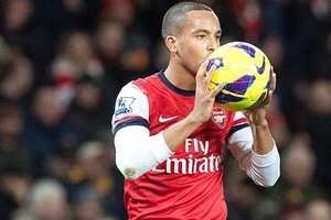 Lập chiến công, Walcott gây sức ép lên BLĐ Arsenal