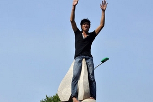 Vũng Tàu: Vừa "múa" vừa vứt tiền từ đài phun