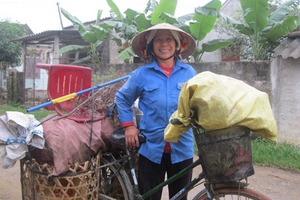 Nhặt rác nuôi 4 con học đại học