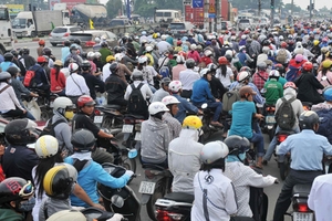 Cập rập thu phí xe máy