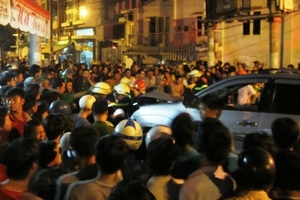 Cháu bé chết dưới gầm ôtô