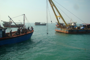 Trục vớt tàu chìm, chưa tìm được 13 ngư dân