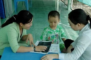 "Thần đồng" 4 tuổi đọc báo vanh vách sau 3 năm "im bặt"