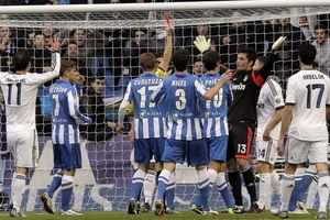 "Người đóng thế" của Casillas bất bình vì phải "đi tắm sớm"