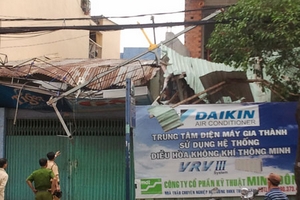 TP.HCM: Sập giàn giáo, 6 người bị thương