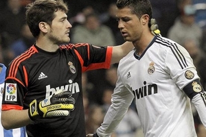 Tiết lộ danh sách bình chọn QBV: Casillas “đá bay” CR7