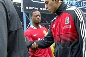 Sir Alex hy vọng Evra và Suarez làm lành