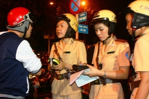 Ra quân trấn áp tội phạm, nữ cảnh sát vào cuộc