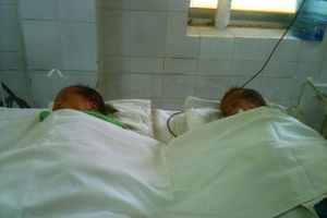 Bỏ rơi 2 con sinh đôi vì nhà nghèo