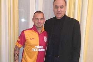 Wesley Sneijder đến Galatasaray: Chung quy vì một chữ Tiền…