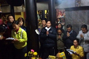 Khấn thuê thành nghề…béo bở!