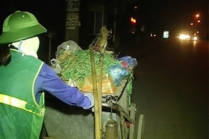 Khổ mấy cũng không bỏ nghề quét rác
