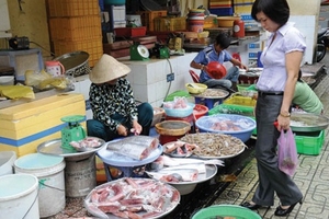 Thịt, cá “chạy” theo tết