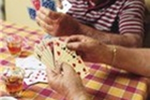 Đánh bài, 7 cán bộ vẫn... hoàn thành nhiệm vụ