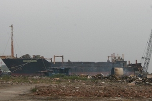 Hải Phòng: Chi tiền tấn để mua tàu cũ về... bán sắt vụn