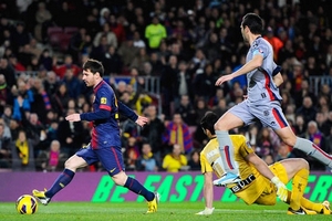 Messi đá thế này, Ronaldo đuổi sao kịp?