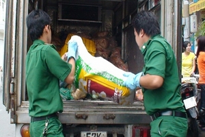 Phát hiện hàng tấn thịt gà bốc mùi, không rõ nguồn gốc