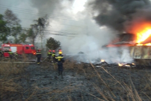 Đốt cỏ, cháy rụi luôn cả kho phế liệu