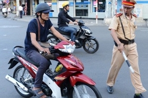 Bị cảnh sát dừng xe: Làm gì để tránh bị phạt?