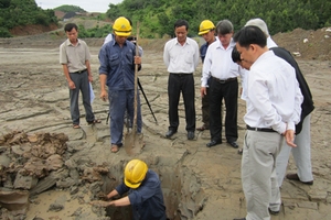 Vụ 80 vạn m3 bùn độc hại “treo” trên đầu dân: Nhiều sở, ngành bị "sờ gáy"