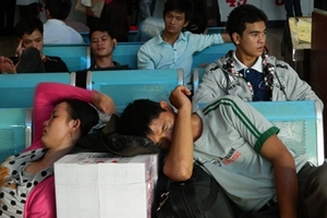 Không lương thưởng Tết chẳng dám về quê