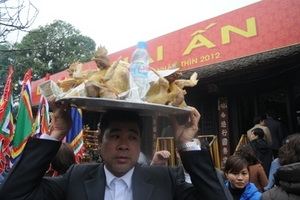 Quan chức không nên đến lễ hội !