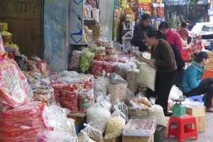 Mứt bẩn,bánh kẹo “ba không”... ngập chợ