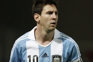 Móc bóng cứu thua, thủ thành TĐ đánh bại Messi