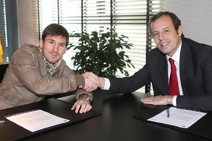 Gia hạn với Barca, Messi đút túi 17 triệu bảng/năm