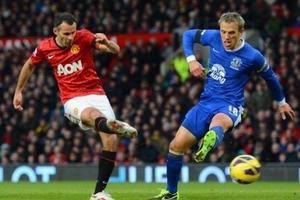 Ryan Giggs tái lập kỷ lục vô tiền khoáng hậu