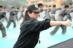 "Bóng hồng" dạy võ giữa "rừng" cảnh sát đặc nhiệm