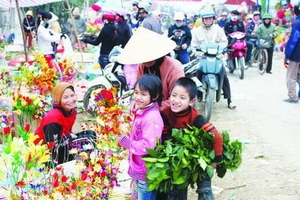 Về quê Đoàn Văn Cừ đi … “Chợ Tết”!