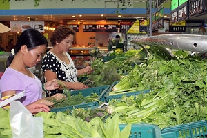 Hàng nhiều, giá giảm