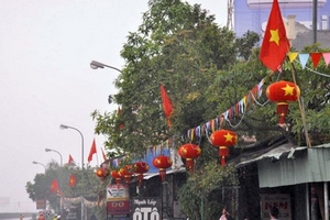 Người dân tháo bỏ đèn lồng phi pháp