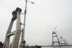 Tiếng máy rộn rã trên công trường