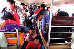 Xe nhồi nhét khách, phóng bạt mạng