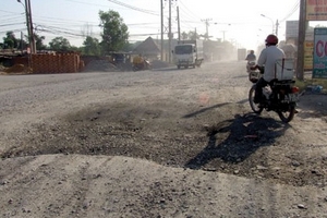 Đường xuống cấp,dân kêu, chính quyền than