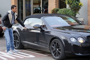 Tông xe cảnh sát, Nani may mắn thoát nạn