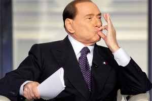 Berlusconi yêu cầu Milan bắt chết Messi