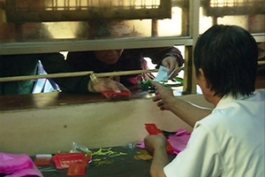 Biến tướng dùng tiền mặt đổi bao lì xì bằng giấy ở chùa Bà