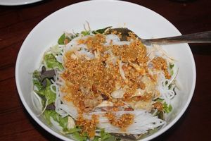 Lạ miệng bún gà xé mắm gừng