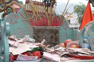 Đến thánh thần cũng bị ép... nhận hối lộ