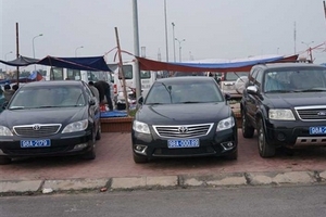 Xe biển xanh đi lễ Đền Trần