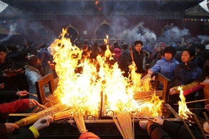 Đốt đồ mã rằm tháng giêng: Tiền thật hóa thành... tro