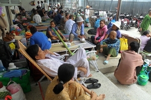 Chuyên khoa chật cứng, cấp huyện vắng hoe