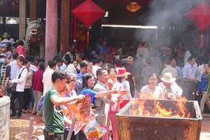 Bát nháo ở miếu Bà Chúa Xứ núi Sam